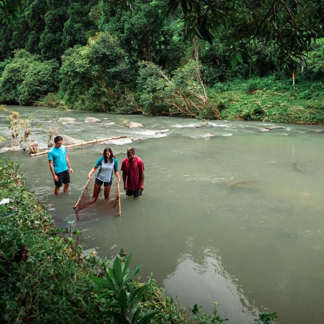 Pêche à la rivière de la tribu de Oui Poin, La Foa