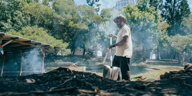 Preparing bougna at the Centre Culturel Tjibaou