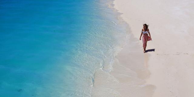 Stroll on the Pont de Mouli beach in Ouvéa