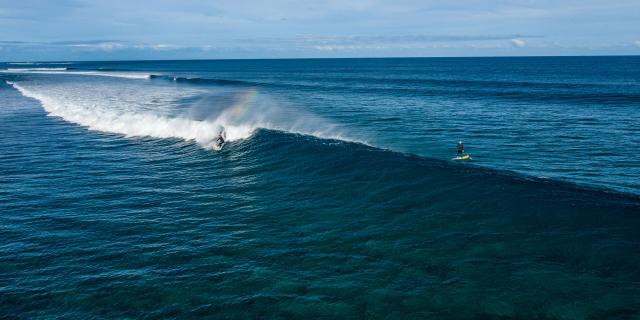 Surfing the lagoon from the Ténia islet at Boulouparis