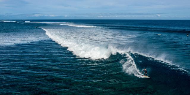Surfing the lagoon from the Ténia islet at Boulouparis