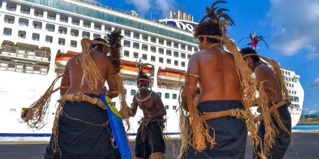 Cruise ship welcome in Nouméa
