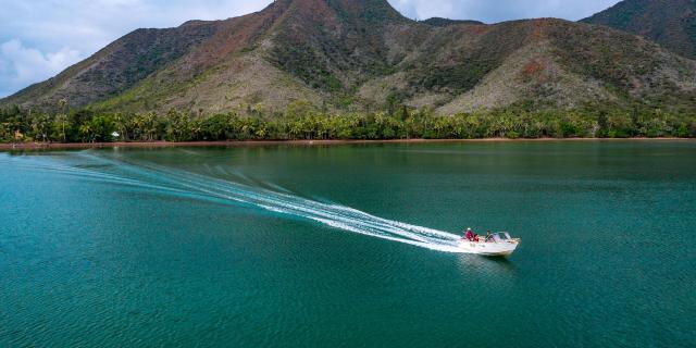 Departure by water cab from Port-Bouquet Bay in Thio