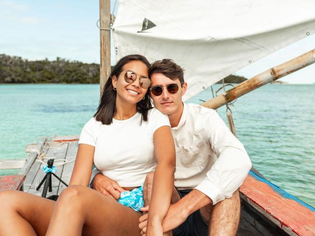 Couples canoe trip on Île des Pins