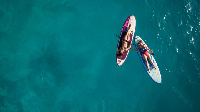 Paddle sur le lagon turquoise de Nouvelle-Calédonie