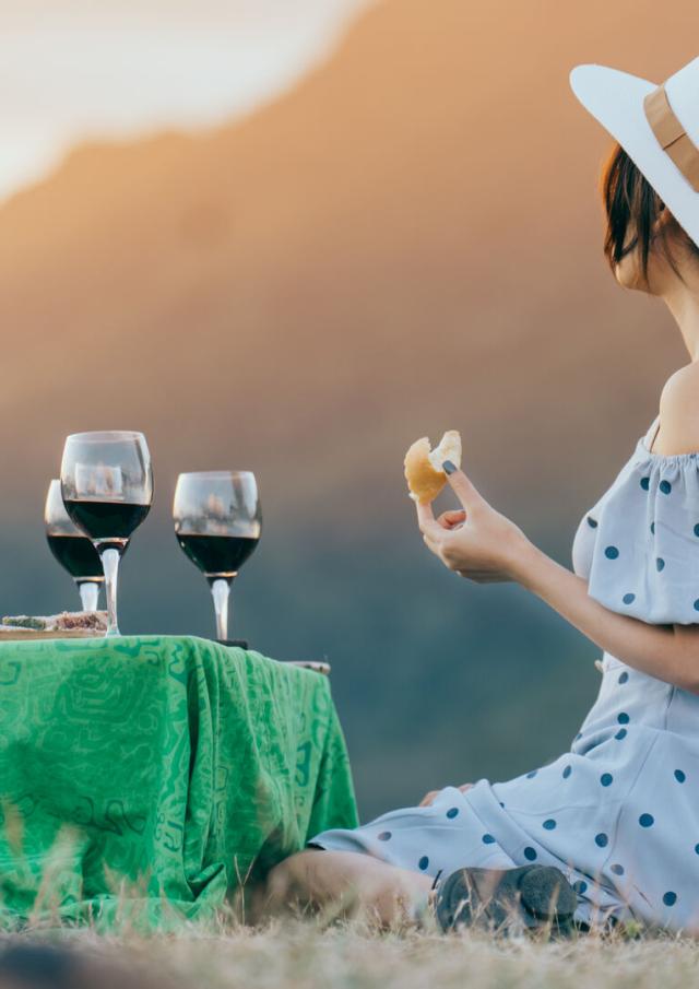 Verre de vin au coucher de soleil en Nouvelle-Calédonie