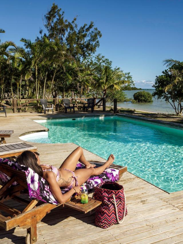 Détente au bord de la piscine face au lagon, Nouvelle-Calédonie