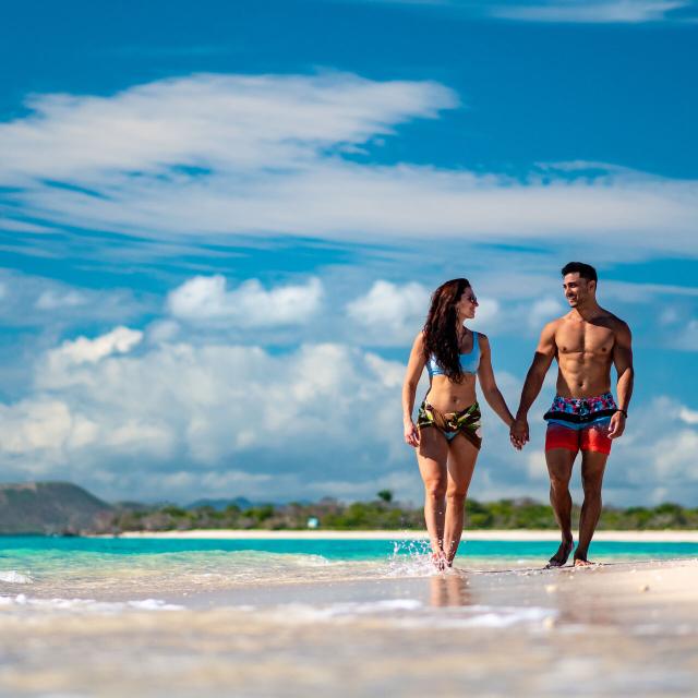 Balade en couple sur la plage à l'îlot Tenia