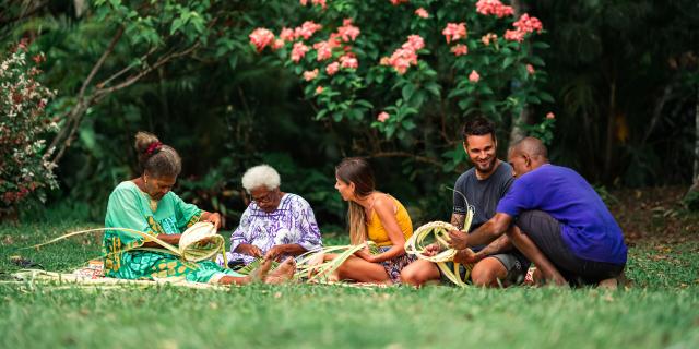 Tribal weaving workshop in Tchamba, Poindimié
