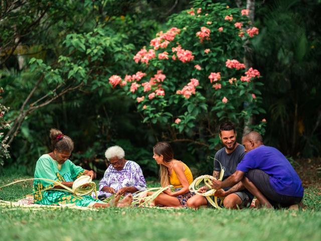 Tribal weaving workshop in Tchamba, Poindimié