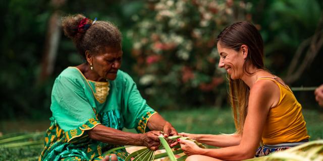Tribal weaving workshop in Tchamba, Poindimié