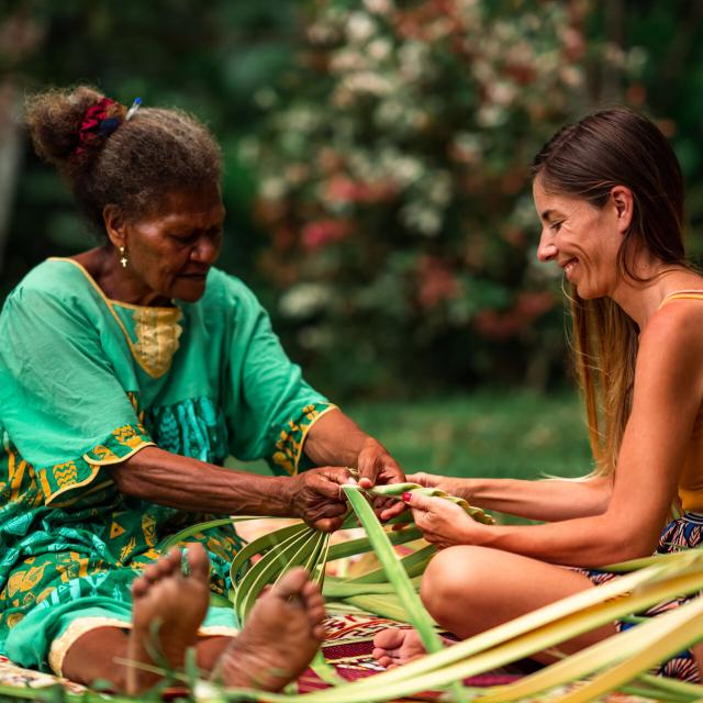 Atelier tressage en tribu à Tchamba, Poindimié
