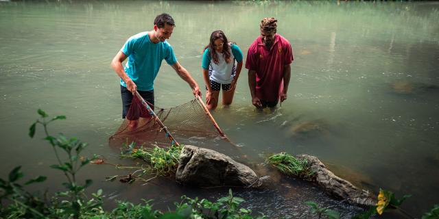 Shrimp fishing at the Tchamba tribe, La Foa