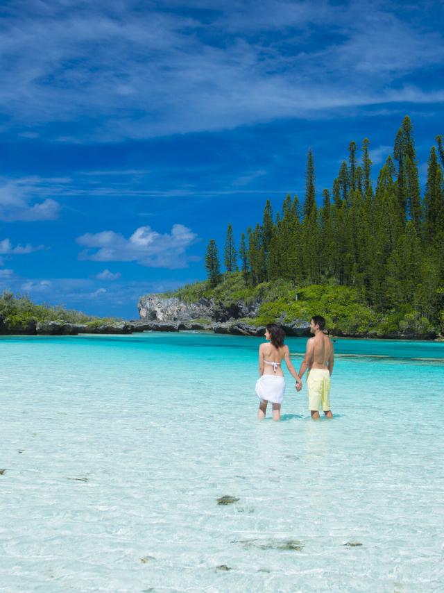Couple at the Oro natural pool in New Caledonia