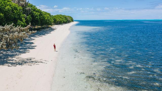 Walk on Poé beach, Bourail
