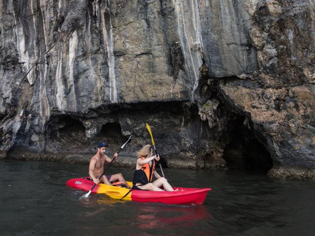 Kayaking at Roches de Lindéralique in Hienghène