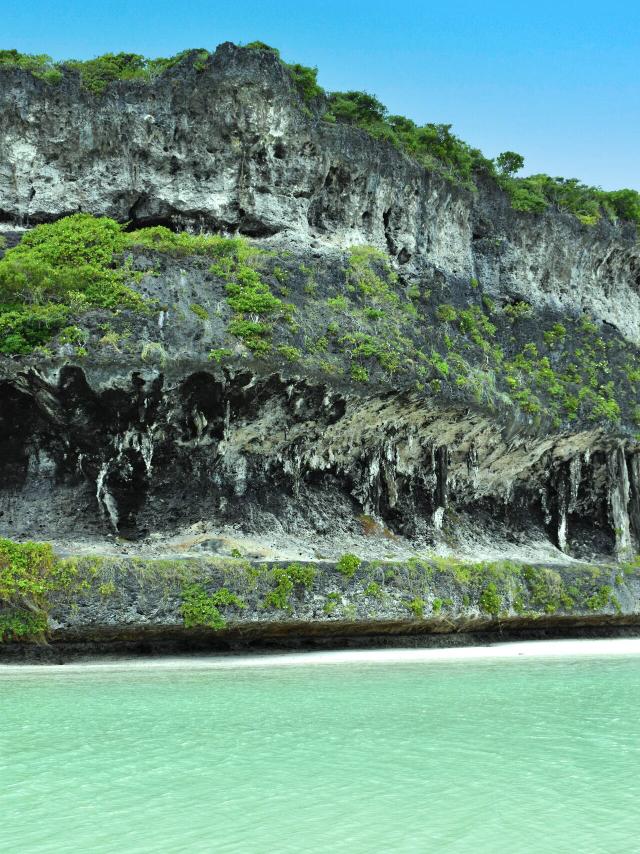 Lékiny cliffs in Ouvéa