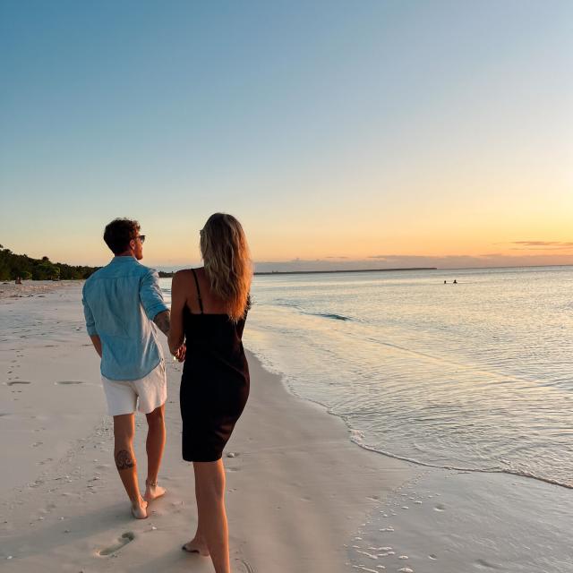 Couple on the beach of Ouvéa's Paradis hotel