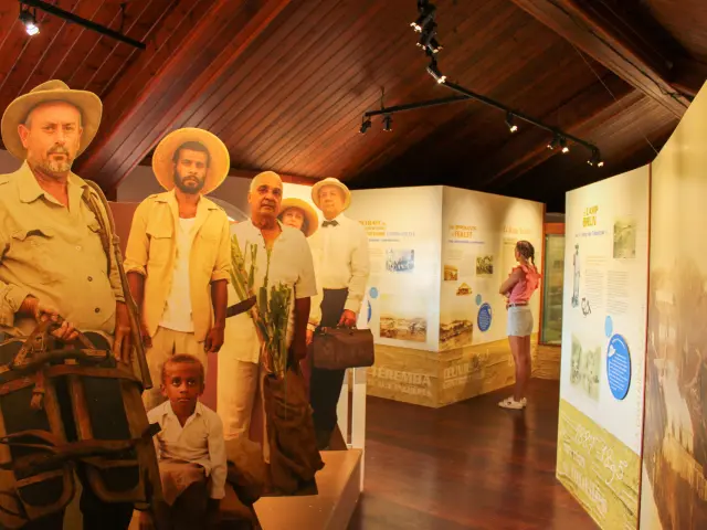 Exposition permanente du Fort Téremba, avec panneaux historiques, silhouettes de personnages et parcours muséographique.