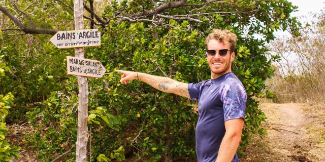 Panneaux direction des bains d'argile à Poum, Nouvelle-Calédonie