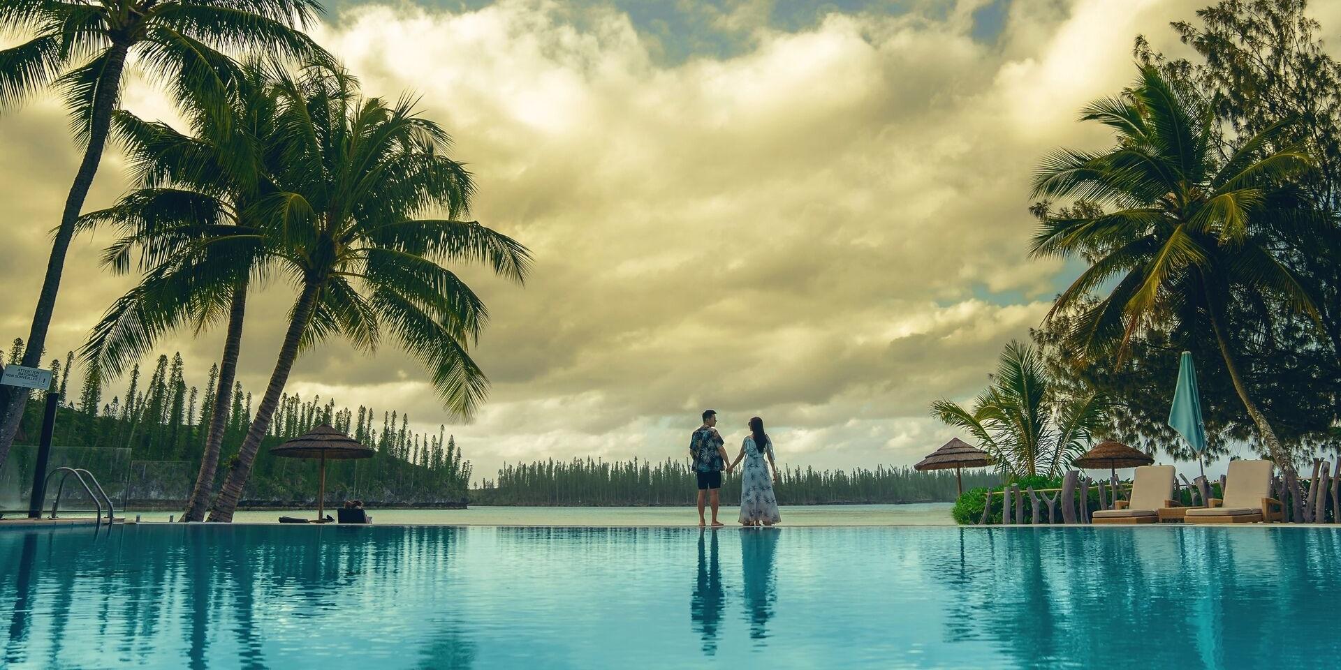Couple in front of the Oro bay on the Isle of Pines