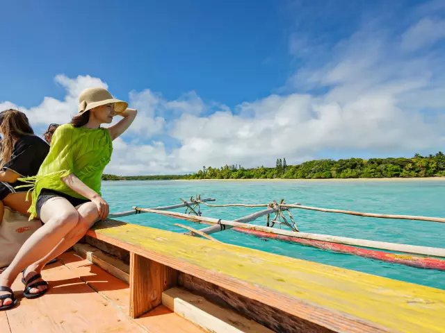 ウピ湾で伝統的なピローグでセーリング