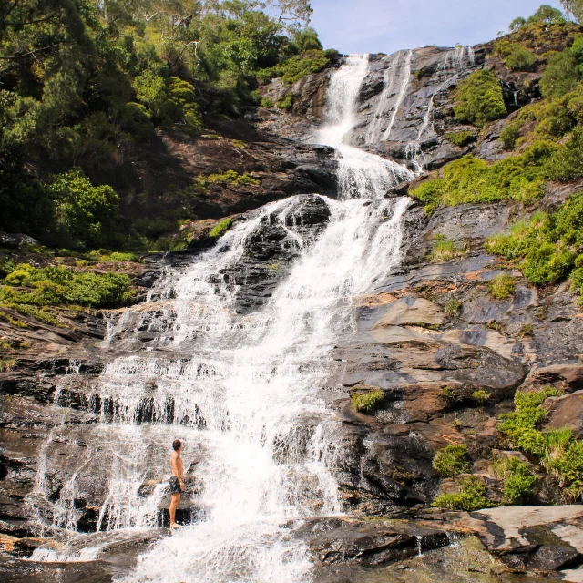Colnett Falls, Hienghène