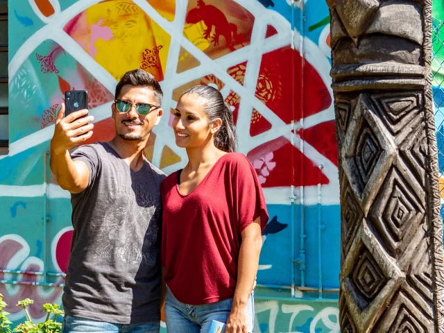 Selfie devant street art en Nouvelle-Calédonie