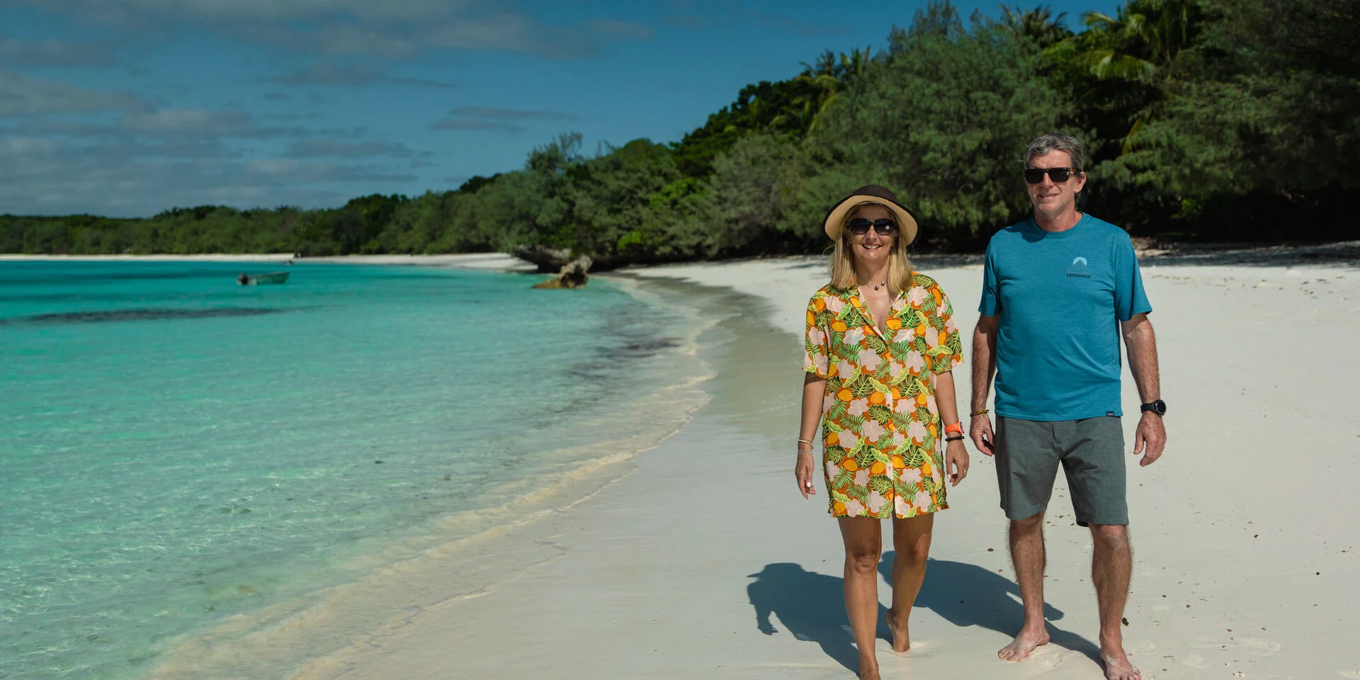 Touristes Australiens sur la plage de Luengoni