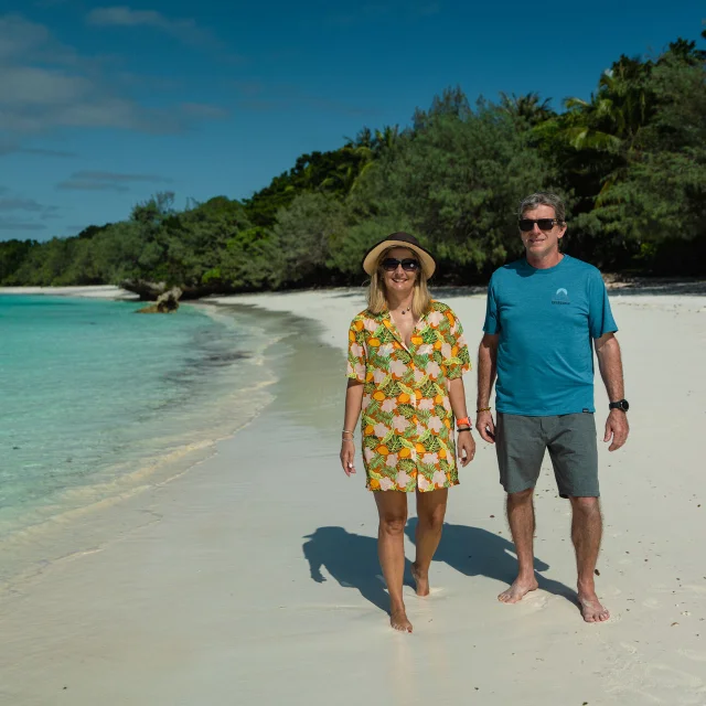 Touristes Australiens sur la plage de Luengoni