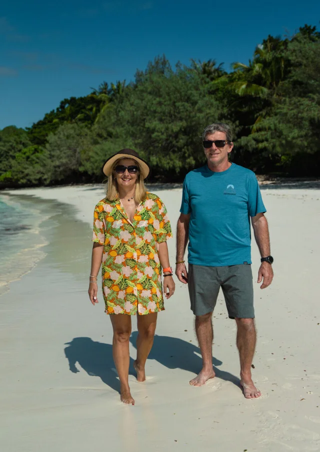 Touristes Australiens sur la plage de Luengoni