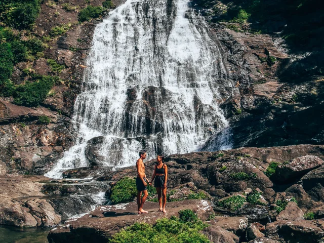 Couple at the Tao waterfall, Hienghène