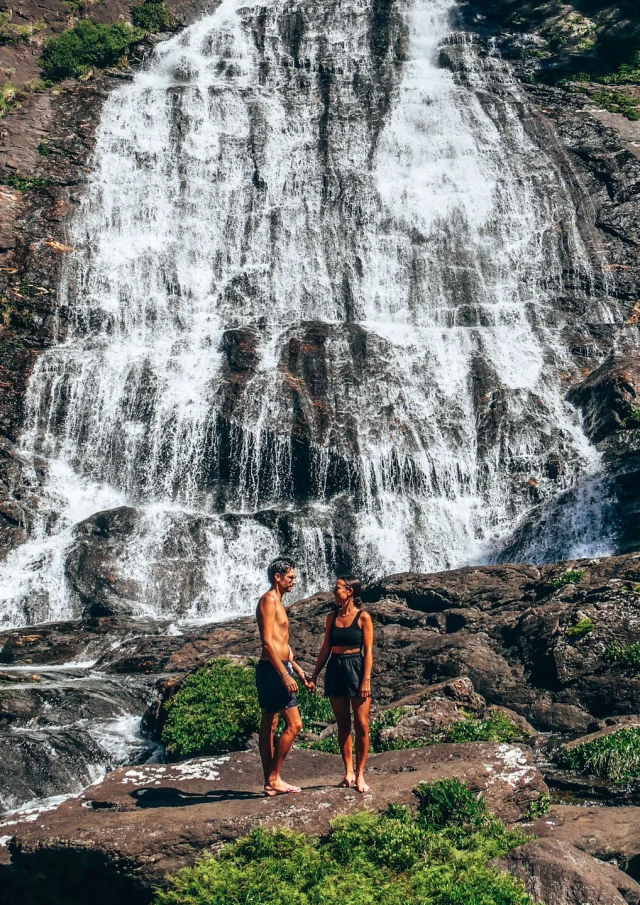 Couple at the Tao waterfall, Hienghène