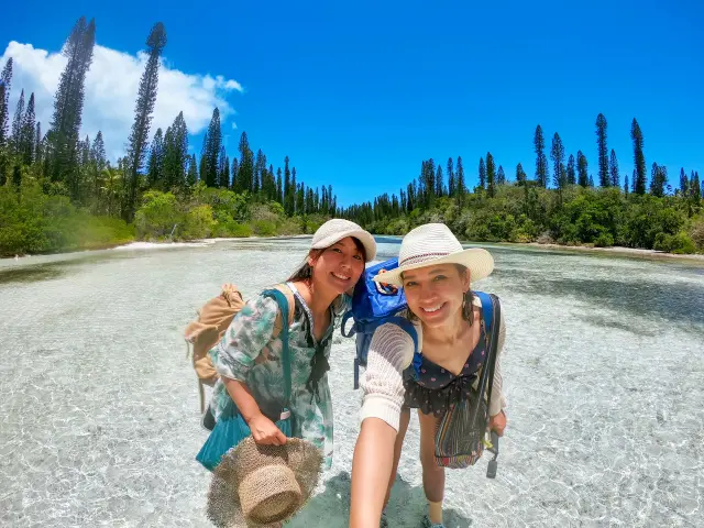 イル・デ・パン島のオロ天然プールにいる日本人女性たち