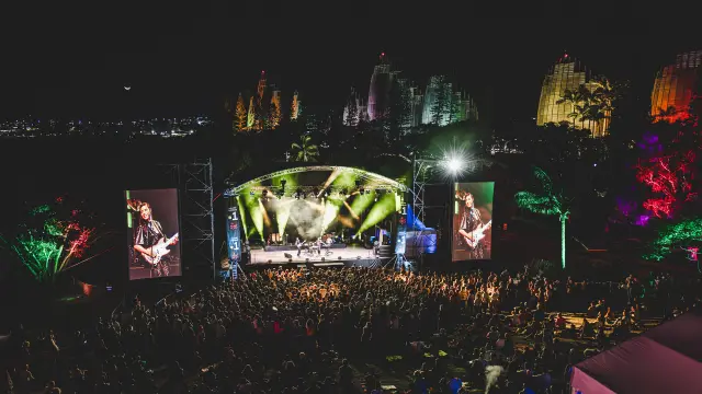 Festival des Francofolies au centre culturel Tjibaou à Nouméa, dans un cadre culturel emblématique entouré de nature.