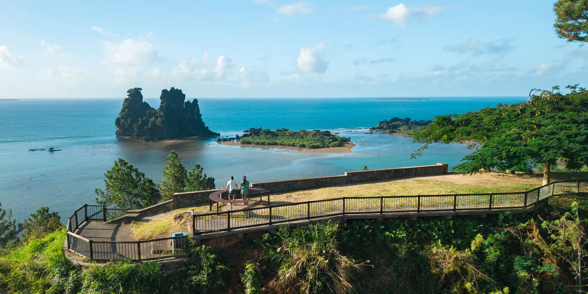 Vue depuis le point de vue de la Poule de Hienghène, avec le célèbre rocher en forme de poule, le lagon et un belvédère au premier plan.