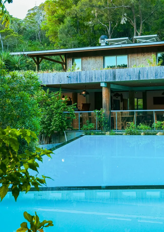 Piscine extérieure du Betikuré Parc Lodge à Bourail, face au lodge et entourée d’une végétation tropicale luxuriante.
