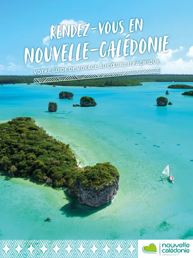 Couverture de la brochure Rendez-vous en Nouvelle-Calédonie, avec une vue aérienne du lagon turquoise, des îlots rocheux et une pirogue traditionnelle.
