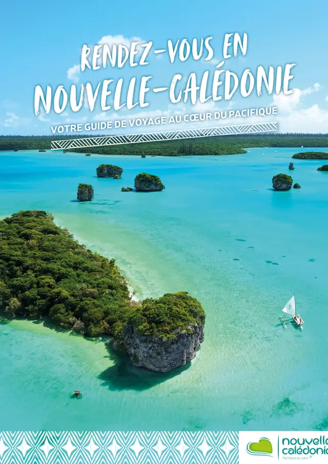 Couverture de la brochure Rendez-vous en Nouvelle-Calédonie, avec une vue aérienne du lagon turquoise, des îlots rocheux et une pirogue traditionnelle.